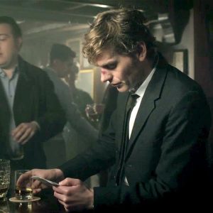 『Endeavour/新米刑事モース』とお酒＆歌：PBS公式クリップ「Endeavour, Season 2: Drink and Song in the Series」